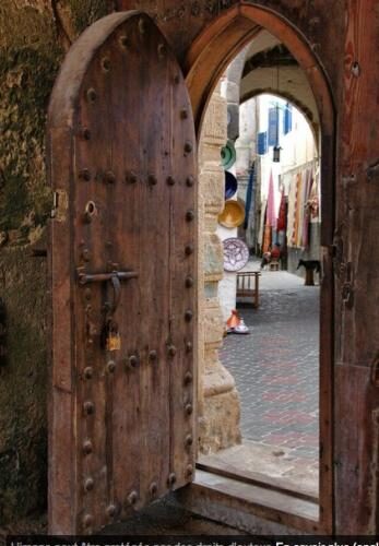 Porte d'église ouverte