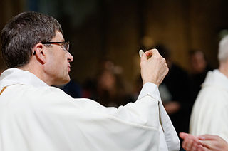 Un prêtre donne la communion