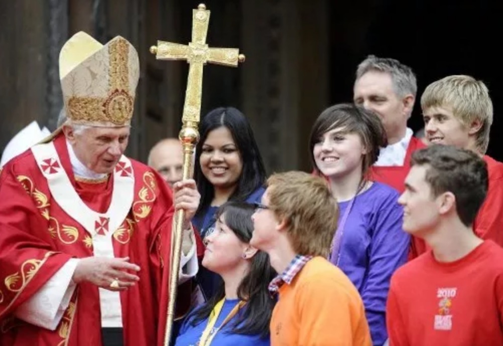 Benoît XVI avec des jeunes