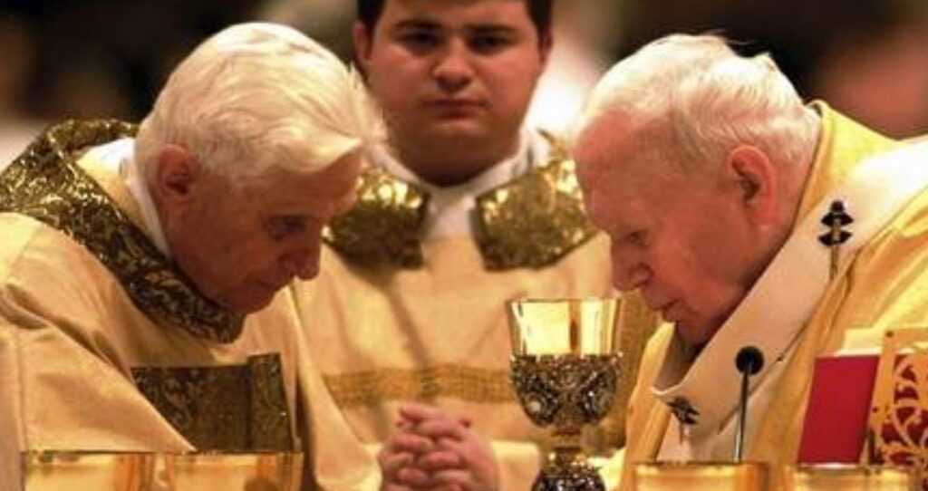 Joseph Ratzinger concélèbre la messe avec Jean-Paul II