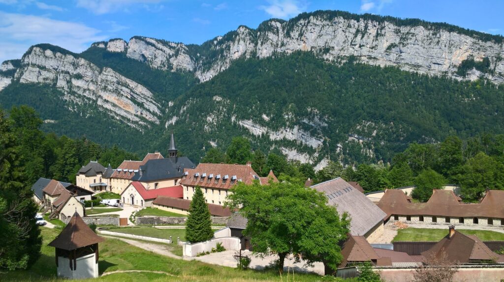 Le monastère de Currières, au cœur du massif de la Chartreuse. Le monastère des sœurs est à gauche, celui des frères à droite.