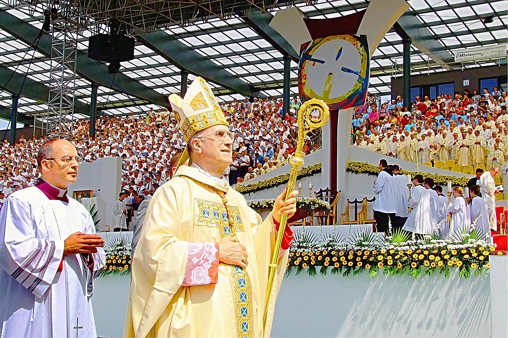 L'évêque et cardinal Tarcisio Bertone au congrès eucharistique slovène de 2010