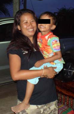 Gi, mon amie thaïe, et son fils, chez les parents de Gi