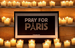 Bougies tout autour de l'écriteau « Pray for Paris », suite aux attentats