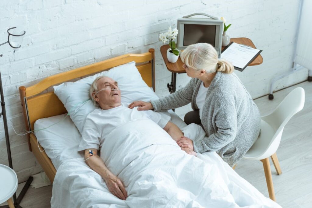 Une femme soutient un proche en fin de vie